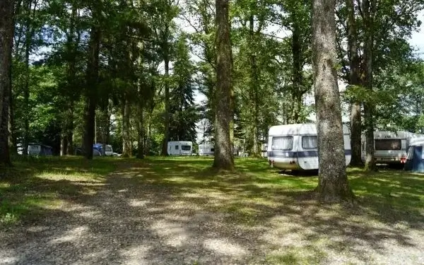 Le camping nature des Amis de la Nature, emplacements sous-bois près du lac de Bouzey