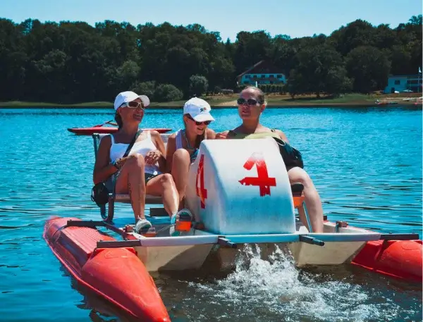 pédalo sur les lac de bouzey lors d'un hebergement chez les amis de la nature