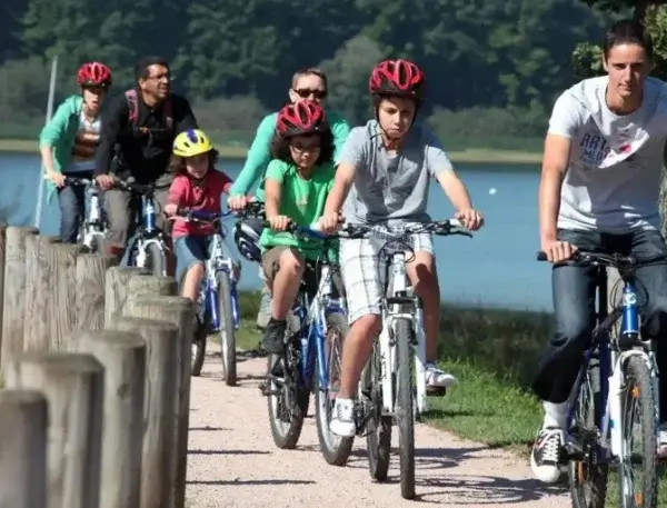 Balade à vélo autour du lac de Bouzey lors d’un hébergement nature dans les Vosges