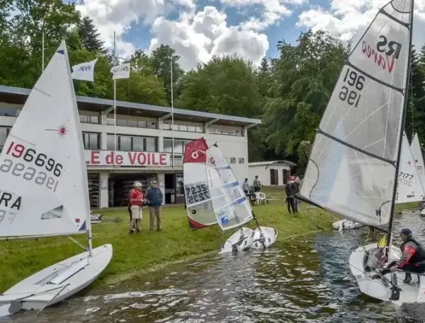 voile sur les lac de bouzey lors d'un hebergement chez les amis de la nature