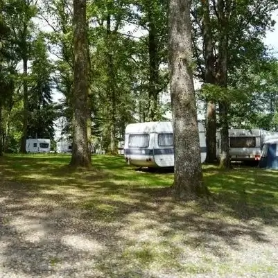 Emplacements ombragés au camping