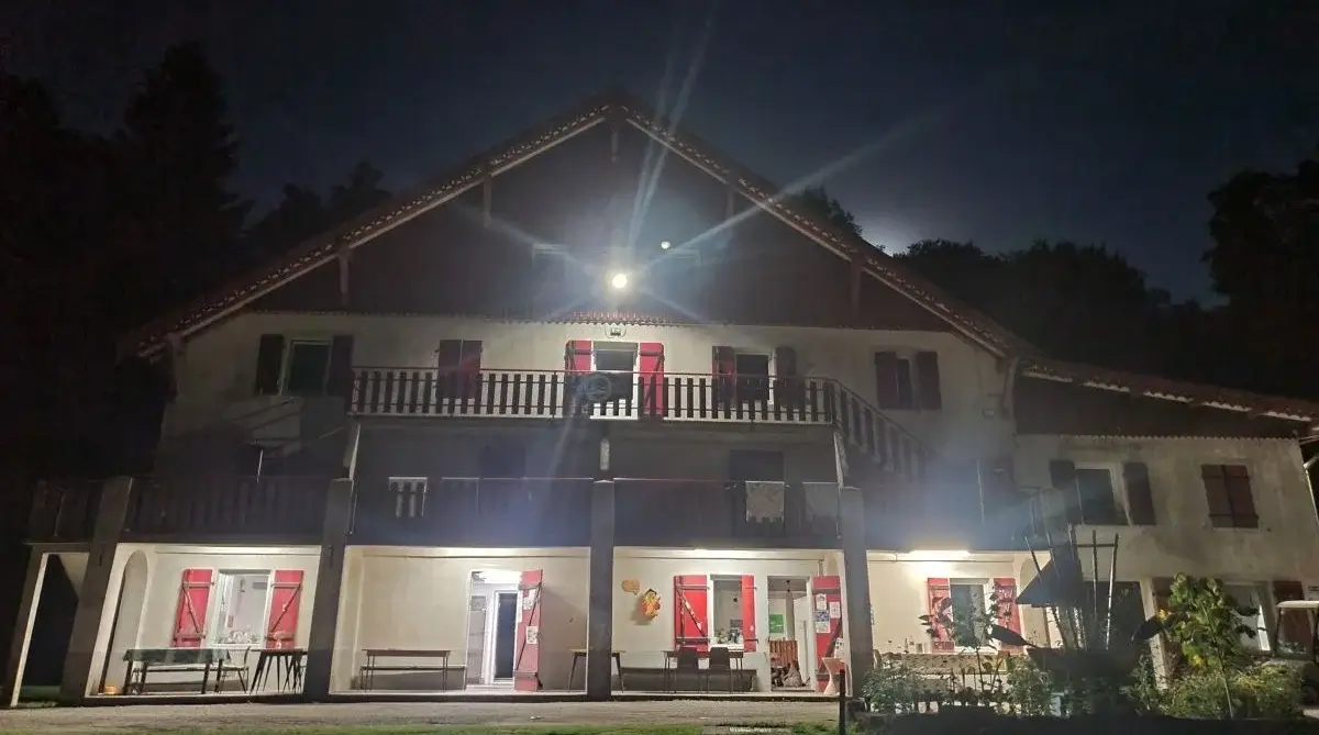 Vue de nuit chalet des Amis de la Nature au bord du lac bouzey