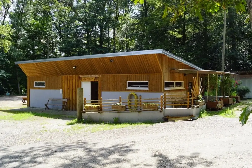 Salle commune du chalet – espace repas et convivialité