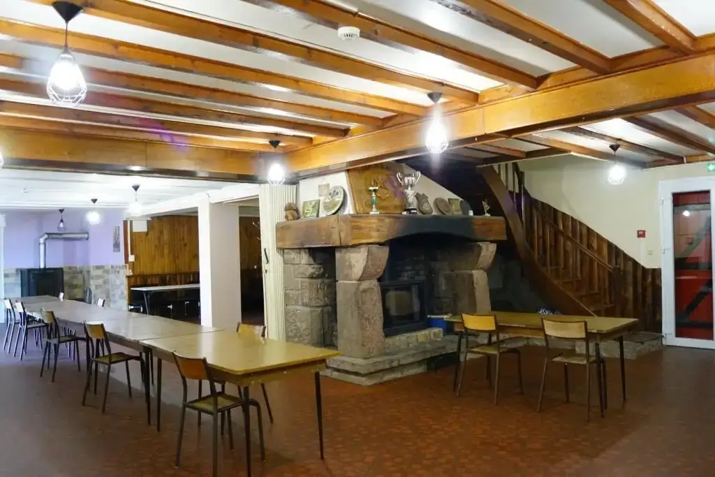 Salle commune du chalet – espace repas et convivialité
